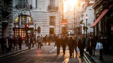 Government faces problems with Sunday trading hours vote