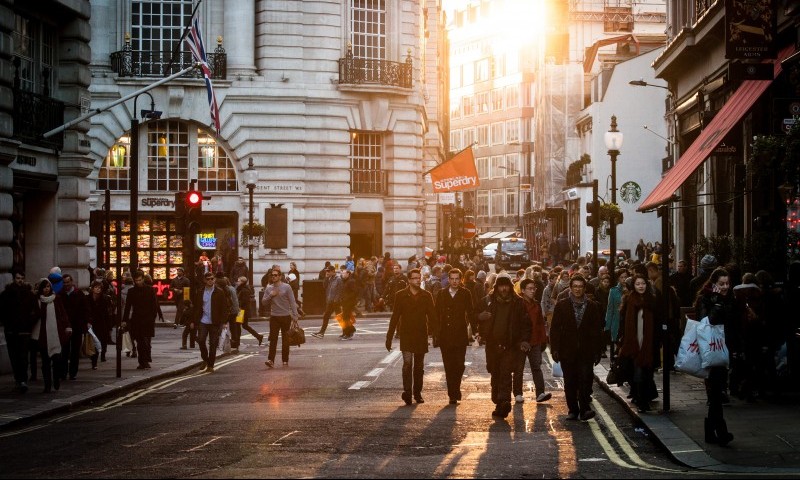 Government faces problems with Sunday trading hours vote