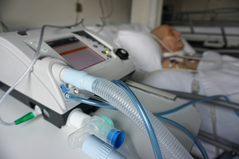 Government and NHS urge vets to donate ventilators