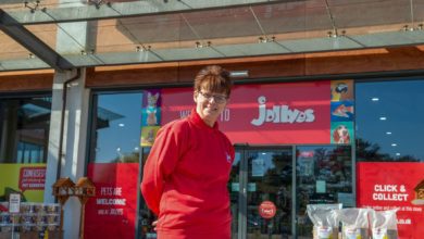 Jollyes unveils manager for new Stirling store
